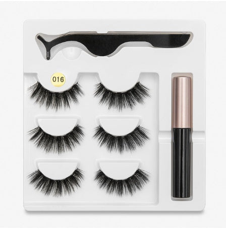 Pair Of False Eyelashes With Magnets In Fashion