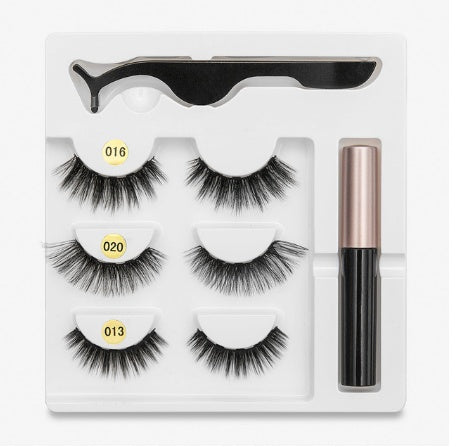 Pair Of False Eyelashes With Magnets In Fashion