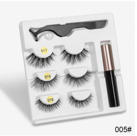 Pair Of False Eyelashes With Magnets In Fashion