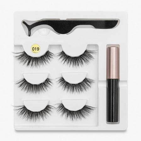 Pair Of False Eyelashes With Magnets In Fashion